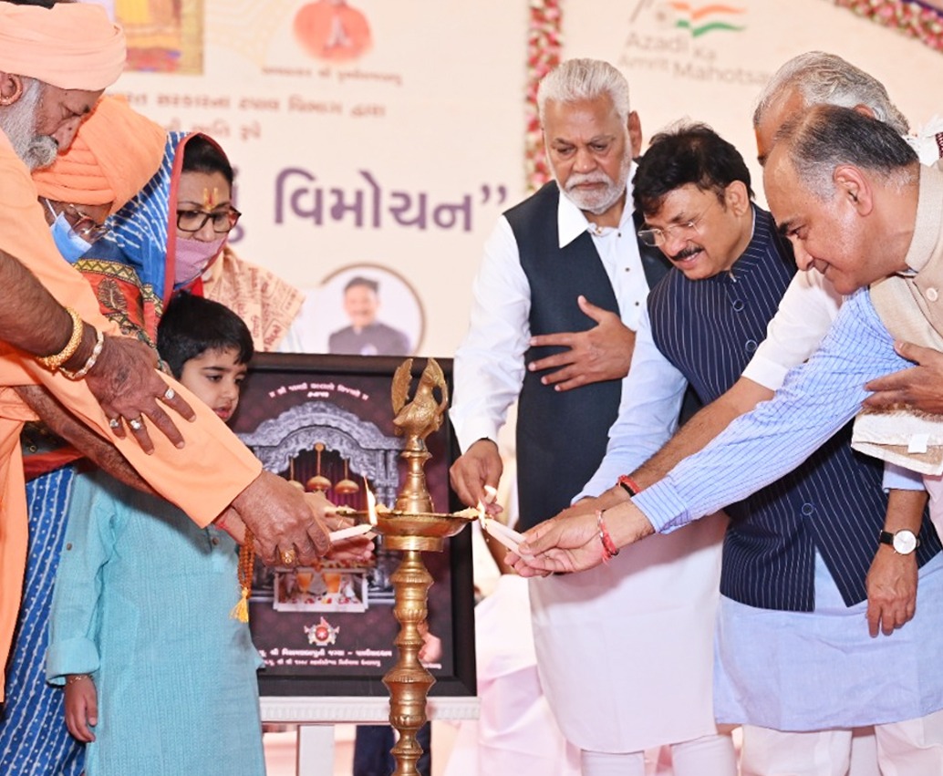 devusinh's tweet photo. महान संत परम पूज्य श्री विसामणबापू जी के जीवन आदर्श आज भी हमारे लिए प्रेरणा का स्रोत है। 

कैबिनेट में मेरे सीनियर श्री पुरुषोत्तम रुपाला जी की उपस्थिति में, कालातीत संत बापूजी पर स्मारक डाक टिकट का विमोचन किया। https://t.co/sCMe4gAHxC