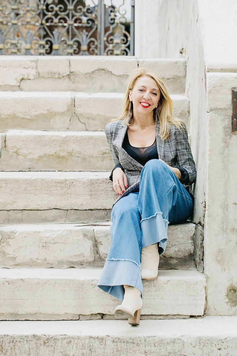 L'augurio di avere un 2023 carico di tanti "momentini minuscolini attimi di dimenticanza”. E come dice la protagonista del mio nuovo romanzo: "E tu crescendo, non perdere mai la speranza che tutto di bello possa accadere".

Vale ad ogni età.

#2023 #felicità #emozioni #annonuovo