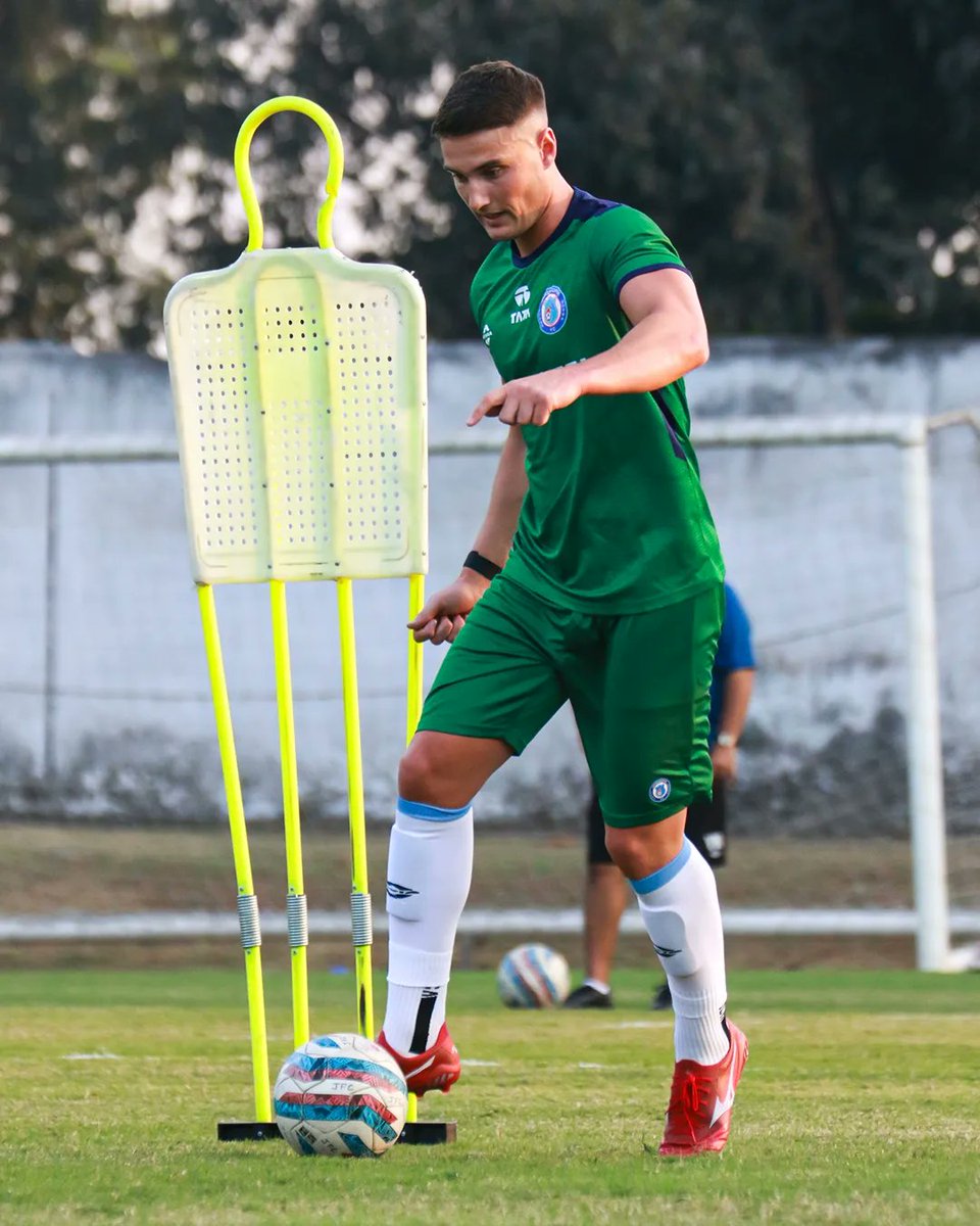 .@jamshedpurfc have acquired the services of Australian Defender <a href="/dylfoxy/">Dylan Fox 🦊</a> 🇦🇺🔴

📸: #JamshedpurFC

#HeroISL #LetsFootball #JoharDylan