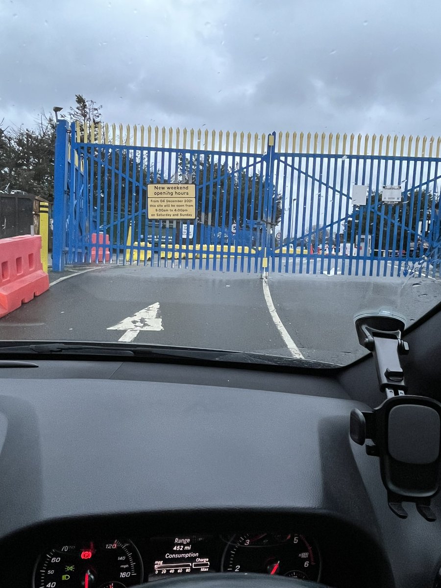 MeLeesure's tweet photo. Bit of Twitter porn for you @mingechops. When they don’t take your bins in between the Christmas &amp; New Year interval &amp; you’re up at the crack of sparrow. #firstinthequeue      Joys of old age! https://t.co/JbWBEUrltl
