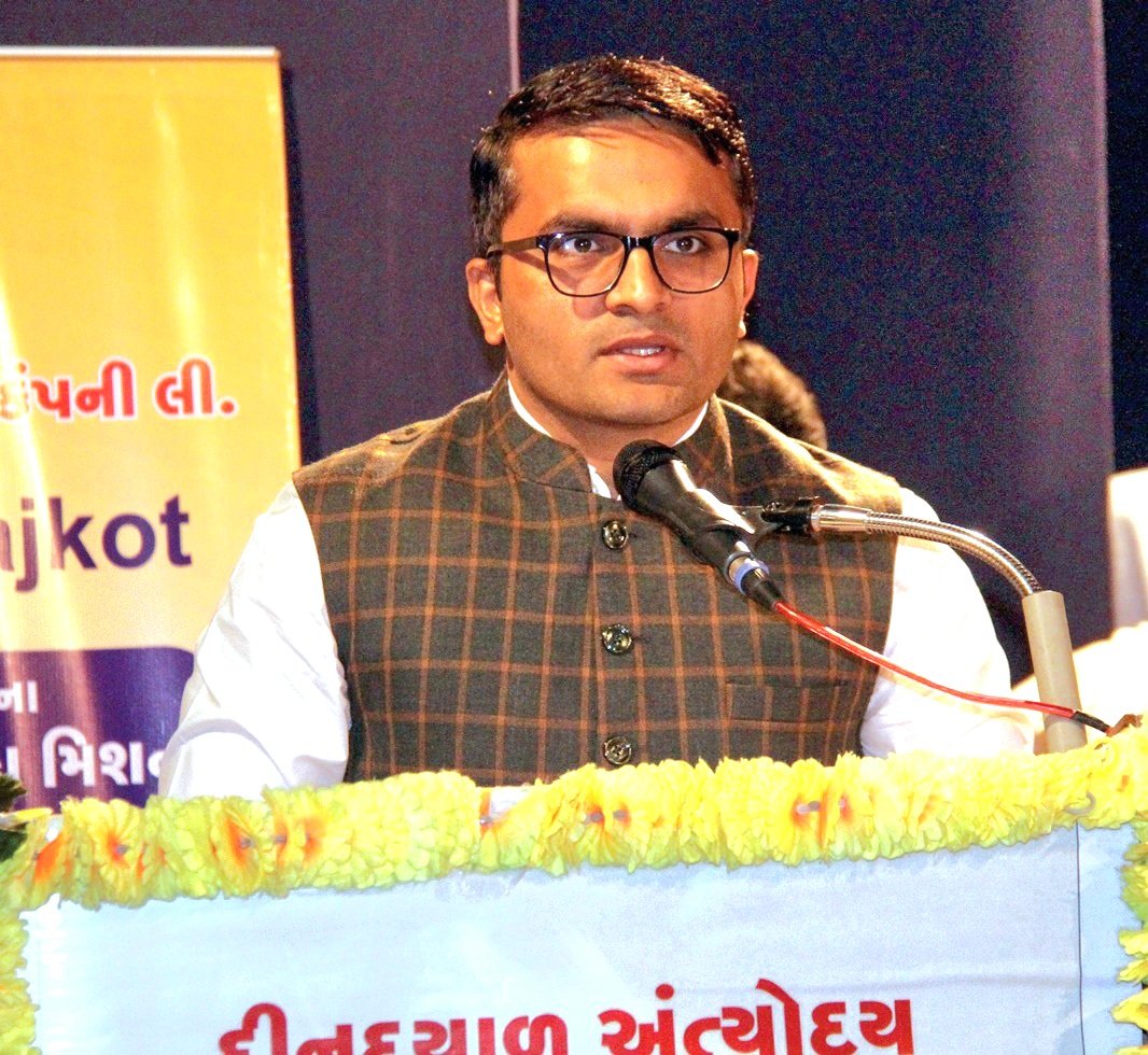 પ્રભારી મંત્રીશ્રી રાઘવજીભાઈ પટેલના અધ્યક્ષસ્થાને યોજાયેલ કેશ ક્રેડીટ કેમ્પ અને લોન વિતરણ કાર્યક્રમમાં મહિલાઓને કુલ રૂ. ૪.૪૫ કરોડનું ધિરાણ મંજુર કરાયું . લાભાર્થી બહેનોને બી.પી. તથા ડાયાબીટીસનું નિ:શુલ્ક ચેકઅપ કરાયું <a href="/CMOGuj/">CMO Gujarat</a> <a href="/RaghavjiPatel/">Raghavji Patel</a> <a href="/pkumarias/">Pankaj Kumar</a> <a href="/vmittra/">VIPUL MITTRA</a> @RajkotInfo