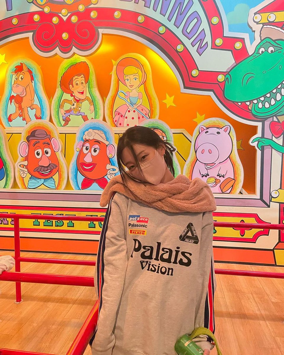 jjungyein's tweet photo. ㅤ
ㅤ
Nothing but happiness and excitement were drawn all over her face. Maybe it was all because of the joy she had or the laughter she heard all day. Even waiting seems like a fun thing to do in this place.
ㅤ
ㅤ https://t.co/HN1JFxuHNp