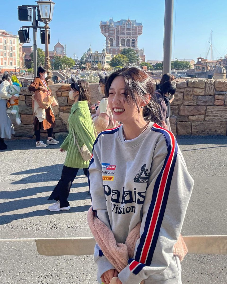 jjungyein's tweet photo. ㅤ
ㅤ
Nothing but happiness and excitement were drawn all over her face. Maybe it was all because of the joy she had or the laughter she heard all day. Even waiting seems like a fun thing to do in this place.
ㅤ
ㅤ https://t.co/HN1JFxuHNp