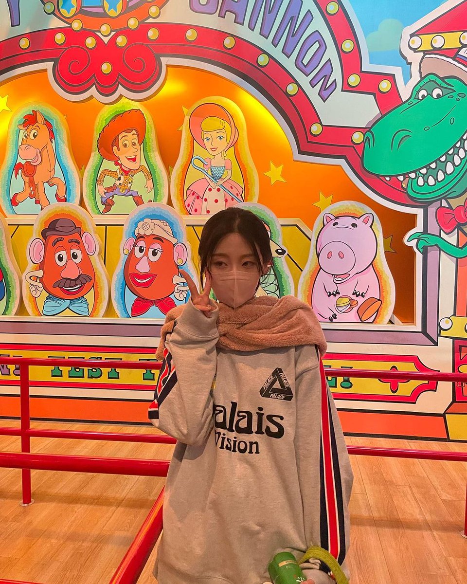 jjungyein's tweet photo. ㅤ
ㅤ
Nothing but happiness and excitement were drawn all over her face. Maybe it was all because of the joy she had or the laughter she heard all day. Even waiting seems like a fun thing to do in this place.
ㅤ
ㅤ https://t.co/HN1JFxuHNp