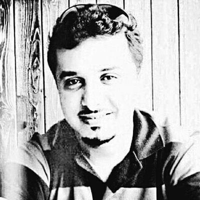 Al7my's tweet photo. كانت طفولتنا في القرية لا يفصل بيننا الا جدار من طين وباب حديد .. ثم في بداية بحثنا عن الرزق غادرنا الى جدة .. تقاسمنا المسكن والمأكل والمشرب والاحلام والمعاناة والصبر حتى كسانا الريش وطار كلاٌ في سماء مستقبله .. افترقنا وبعد غياب  مات  عوضة دون وداع  .. رحمك الله يا اخي وصديقي https://t.co/7MQ7vZ7njx