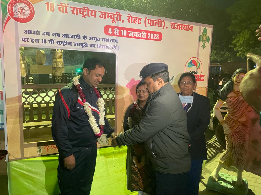 bsgnhq's tweet photo. 18 National Jamboree- welcome of East Central Railway State Contingent at Jodhpur Railway  #18NationalJambore @YASMinistry @ianuragthakur @Anurag_Office @aniljaindr @JodhpurDm @NWRailways #18NJBSG https://t.co/bDjmklO0gP
