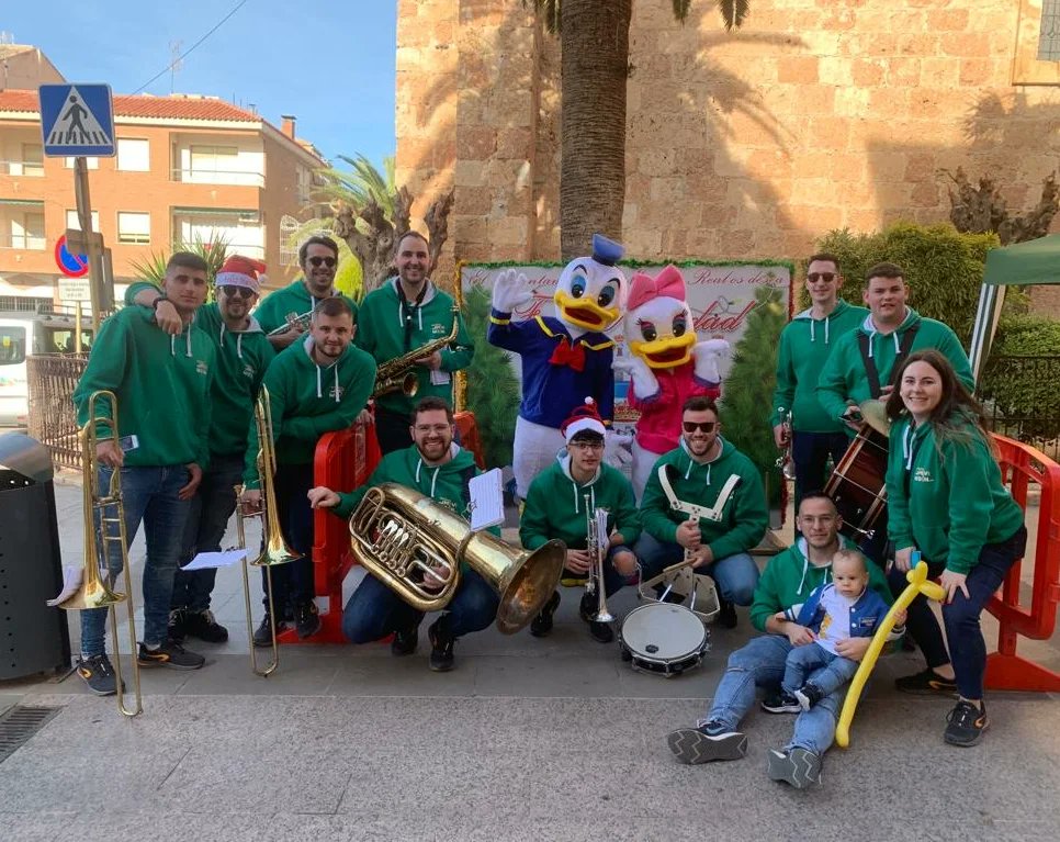 El_Movidon's tweet photo. Hoy en Mancha Real, amenizando en nuestro pueblo 

🎼🎵🎷🎺🥁
#charangaelmovidon #charanga #musica #viral #drum #bass #party https://t.co/NlNTr5xIW8