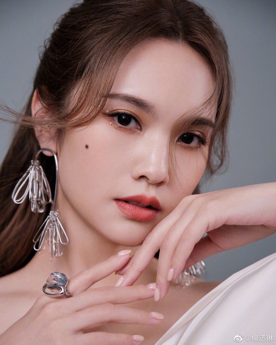 dramapotatoe's tweet photo. #RainieYang for Zhejiang TV’s New Year’s Eve Gala

More snaps - https://t.co/VHCGCjFPws https://t.co/8texvcuMkQ