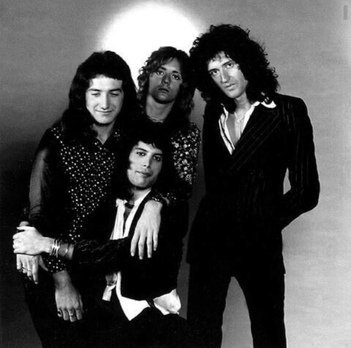 Happy new year, darlings ! 🥂🎇

You have survived another year ! We are proud of you ! 

Together, let us now move forward to another chapter of our lives. 
Hello, 2023 ! 🥳🍾