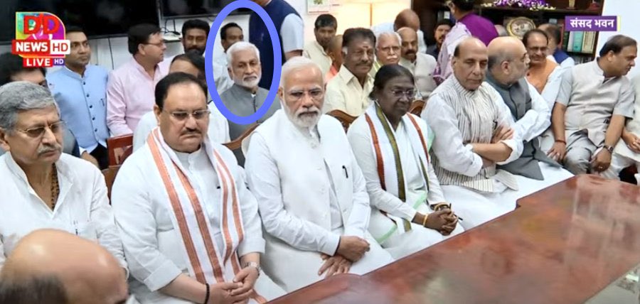 TDP4ALL's tweet photo. తెలంగాణ -ఆంధ్ర ప్రయోజనాలు ఒకడు అవినీతి కేసులు కోసం ఇంకొకడు కూతురు కోసం ,ఆమె చేసిన మద్యం స్కాం కోసం -తెలంగాణ డబ్బుని  ని మింగిన కెసిఆర్ కుటుంబం అన్నిటి నుండి బైట పాడటానికి అధికారం వాడుకుంటున్నారు అంతే #TDPTelangana  #TDP4All #TDPforDevelopment #TDPWillBeBack @JaiTDP @TDPTelangana https://t.co/USjO3vgfyf
