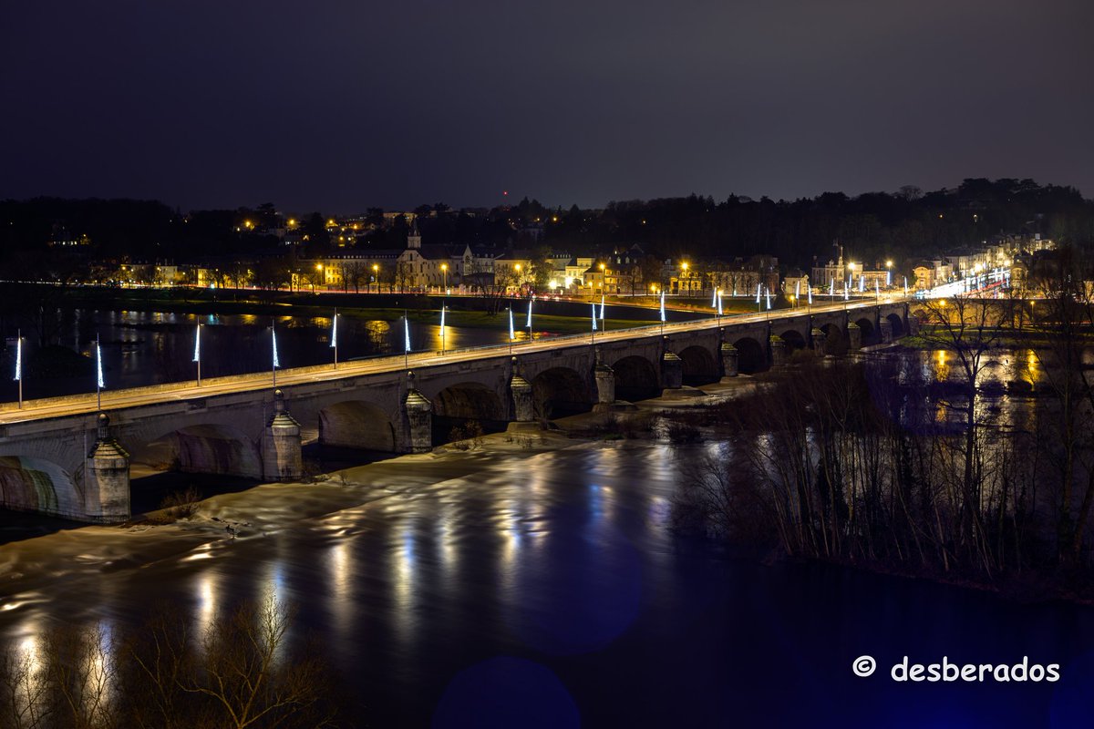 Tours la nuit sous la pluie....