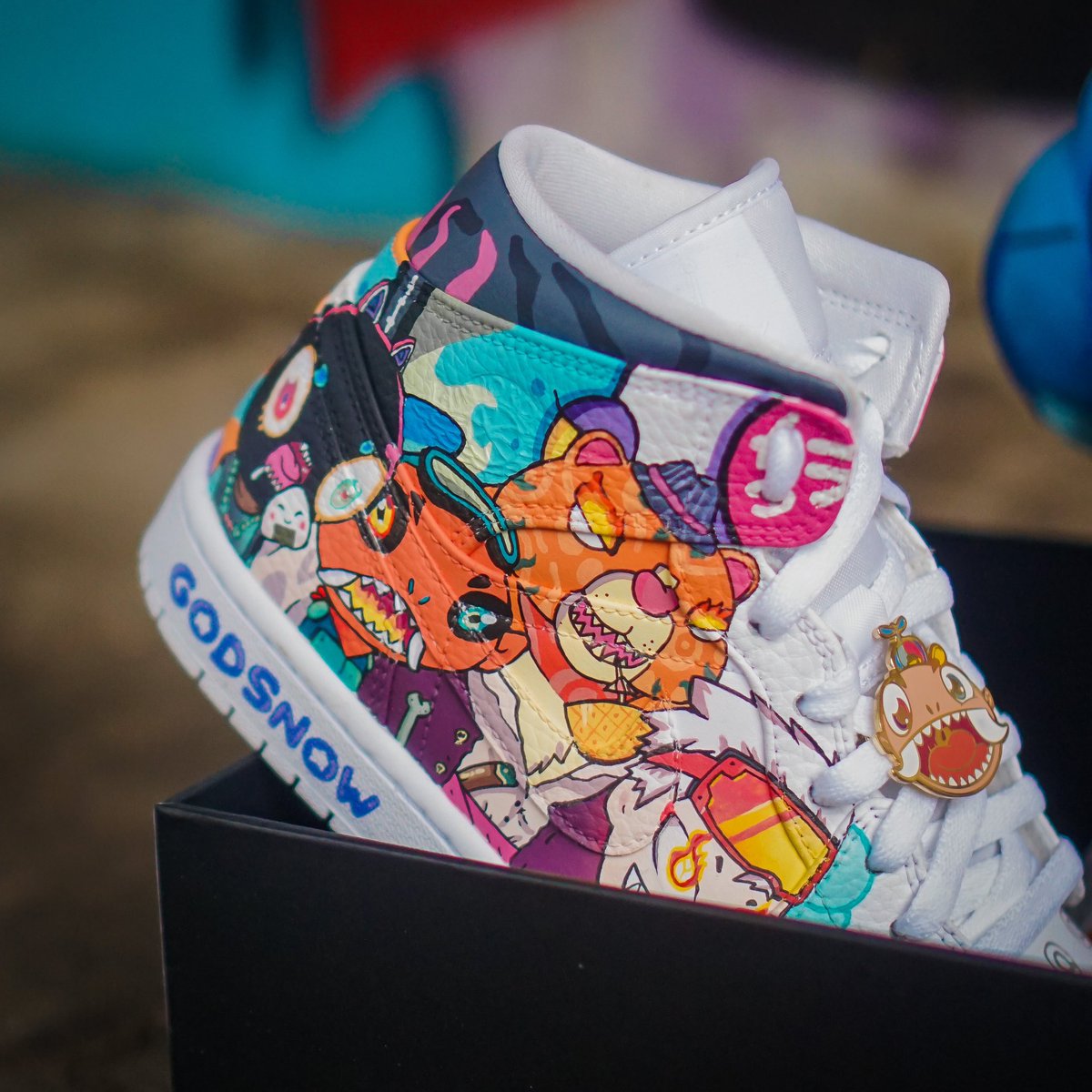 GodSnow911's tweet photo. The First #karafuru #nft #Sneakers by GodSnow on #web3 is On Auction at Opensea. Shipping Worldwide from #indonesia

Only 1 pair available. Starting from 2.5 ETH

#NFTCommunity #sneakerhead #nike #aj1 #AirJordan #LimitedEdition #BAYC #azuki #yugalabs

https://t.co/3ZqNHXJKXj https://t.co/c8wVZ2YzEu