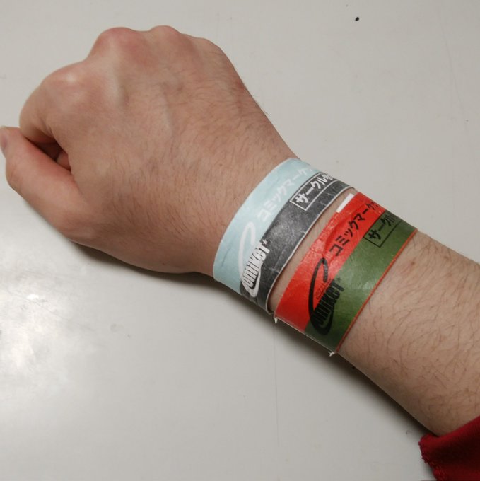 改めてコミケ101お疲れさまでした。
そしてこれはハサミをしまったあとに取れないことに気づいて帰宅までそのままつけづつけていたサークル参加リストバンド。 