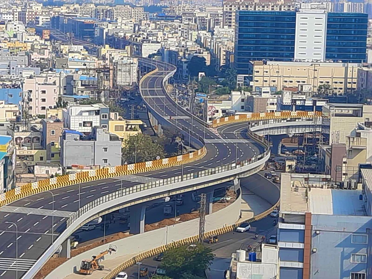 KTRBRS's tweet photo. Calendar dates might change but our Govt’s commitment to improve Hyderabad road infrastructure under SRDP remains steadfast

Will be opening the 2nd largest Multi level Flyover at Botanical Garden, Kothaguda and Kondapur junction built at a cost of ₹263 Cr tomorrow

#SRDP #GHMC https://t.co/n0mDO1Xqy3