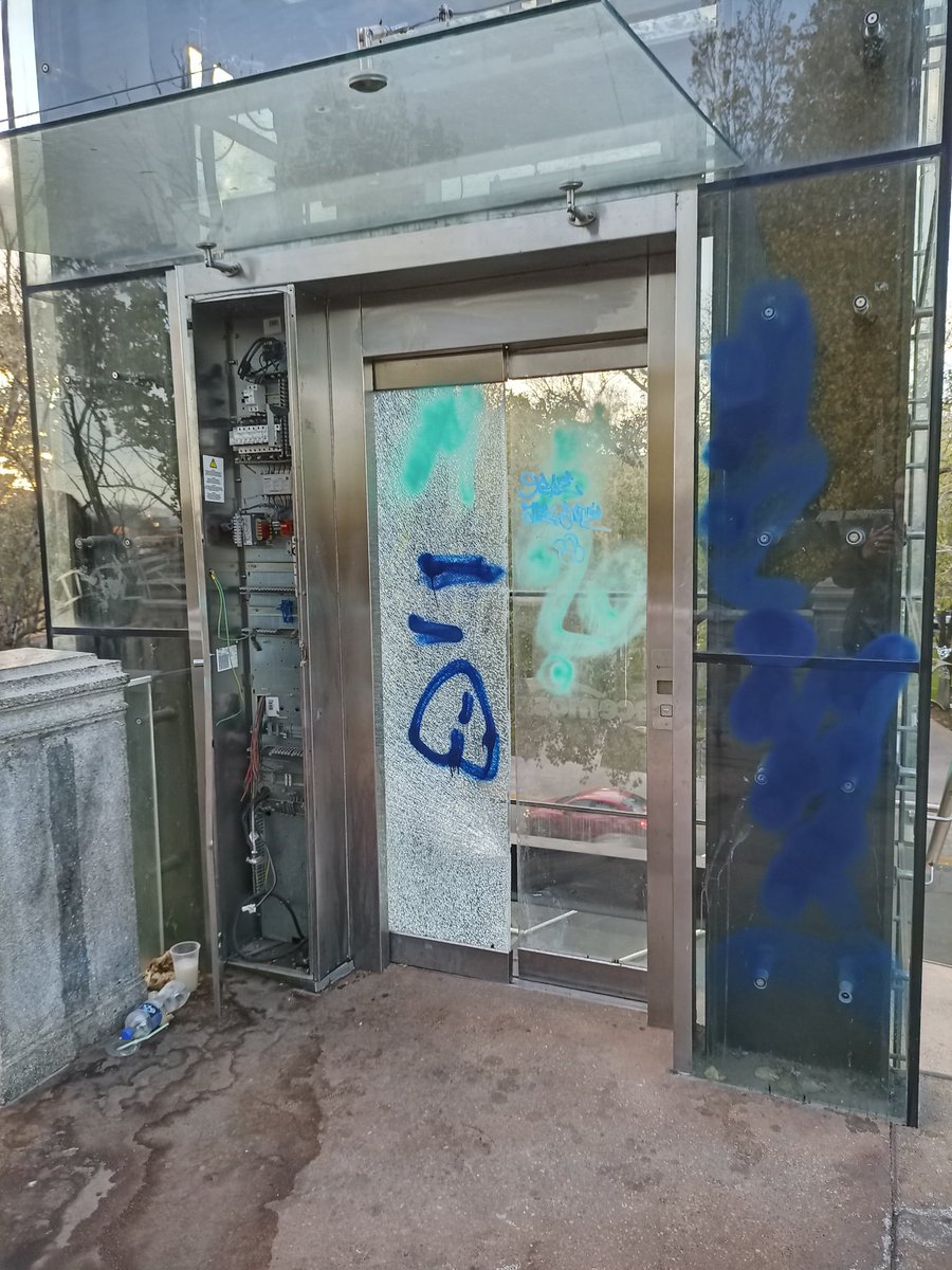 luisgegalarza82's tweet photo. Que vergüenza venir a Durango y ver ésto, los elevadores del puente de Analco destruidos mientras las autoridades no paran de presumir nuestra ciudad descuidada, llena de ambulantes, se volvió un completo desorden, llena de caos. https://t.co/ls9ed4cNtj