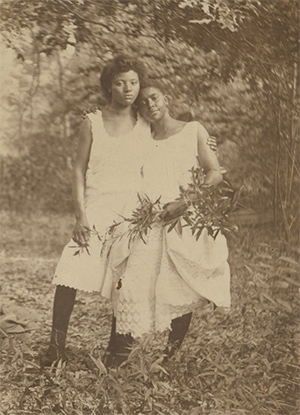 ProenzaColes's tweet photo. Annie Bell and Sammie Pratt, Mississippi, c. 1905. Gelatin silver print. Stephan Loewentheil Photograph Collection. https://t.co/RXVMiGCWLT
