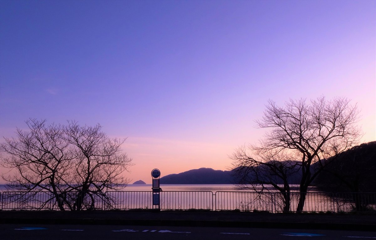 OsampistYuki's tweet photo. 来年はどこへ行こうか
@湖国バス・深坂線「飯の浦」停留所より竹生島を臨む
SONY DSC-HX90V/F8・1/125秒/ISO 100
#写真好き #写真好きな人と繋がりたい #風景写真 #琵琶湖 #奥琵琶湖 #滋賀 #長浜市 #バス停 #夕暮れ #biwako #lakebiwa #shiga #basstop #sunset #daily_photo_jpn #photography https://t.co/v0kIDVCdRf