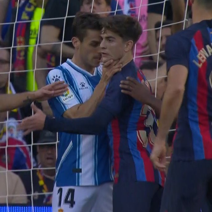 RadioFCB's tweet photo. El pobre jugador del Espanyol se lastima la mano en el cuello de Gavi, debió haber sido expulsado por esta horrible agresión que  casi le parte el brazo con el cuello… https://t.co/bxs2uEvn03