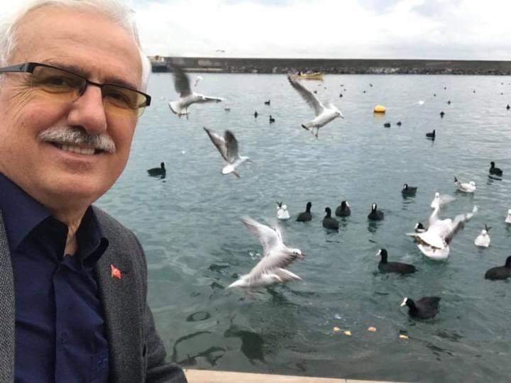 hbasrihatipoglu's tweet photo. Yeni yılın tüm insanlığa ve ülkemize barış, mutluluk getirmesi dileğiyle tüm dostların yeni yılı kutlar sağlıklı ömür dilerim https://t.co/gshqFGGh0N