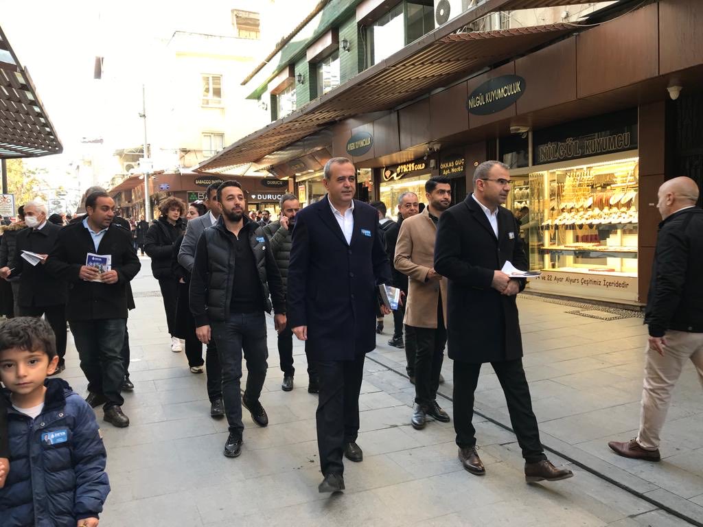 mehmetbudak20's tweet photo. 2022 yılının son gününde Gaziler Caddesi esnafımızı ziyaret ederek karanfil dağıttık. https://t.co/sn6lQUposA
