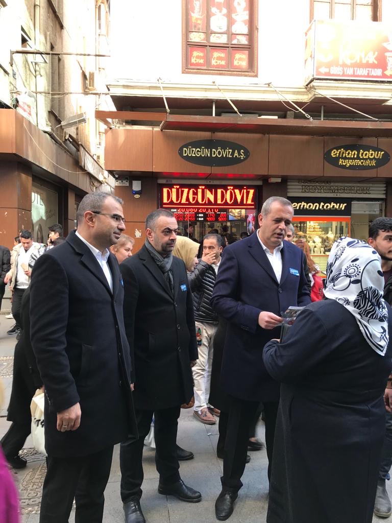 mehmetbudak20's tweet photo. 2022 yılının son gününde Gaziler Caddesi esnafımızı ziyaret ederek karanfil dağıttık. https://t.co/sn6lQUposA