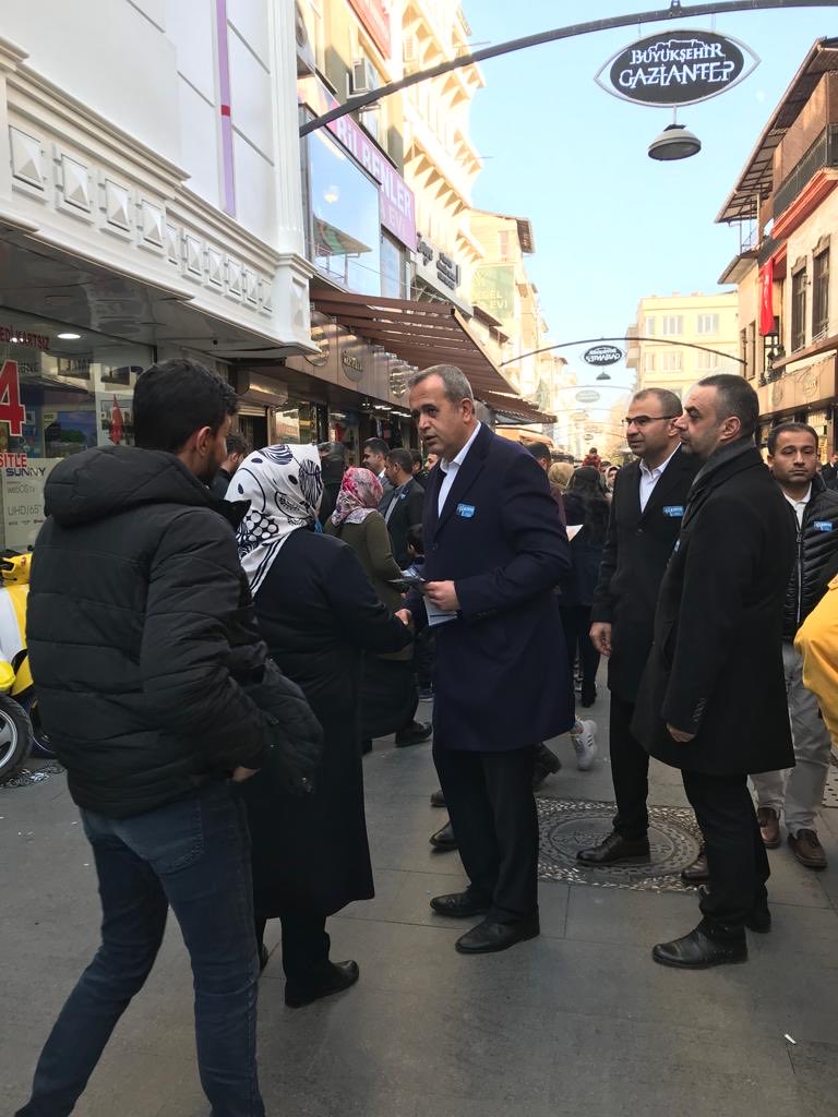 mehmetbudak20's tweet photo. 2022 yılının son gününde Gaziler Caddesi esnafımızı ziyaret ederek karanfil dağıttık. https://t.co/sn6lQUposA