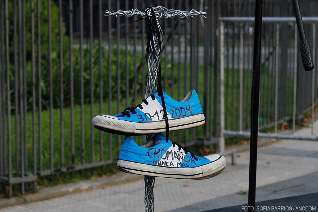 AnccomNoticias's tweet image. No se olviden de Cromañón 

A 18 años de la tragedia de Cromañon, donde murieron 194 personas y más de 1.400 resultaron heridas, dos sobrevivientes hablan de memoria, verdad y justicia.

✒️ Candela Salgado y Rosmery Alayo
📸 @Soffi_Barrios

Leé la nota 👉 bitly.ws/yqGQ