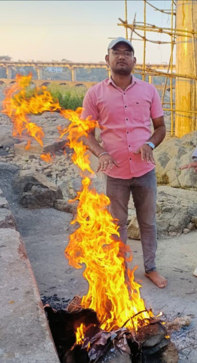 jaitwar_ankit's tweet photo. गम के माहौल में खुशी का चिराग चाहता हूं
मै इस तरह की सीने में आग चाहता हूं
बहरे भी सुन सके जहां के सारे
मै इस तरह से देना जवाब चाहता हूं
#nirash https://t.co/2CLEKjk3hX