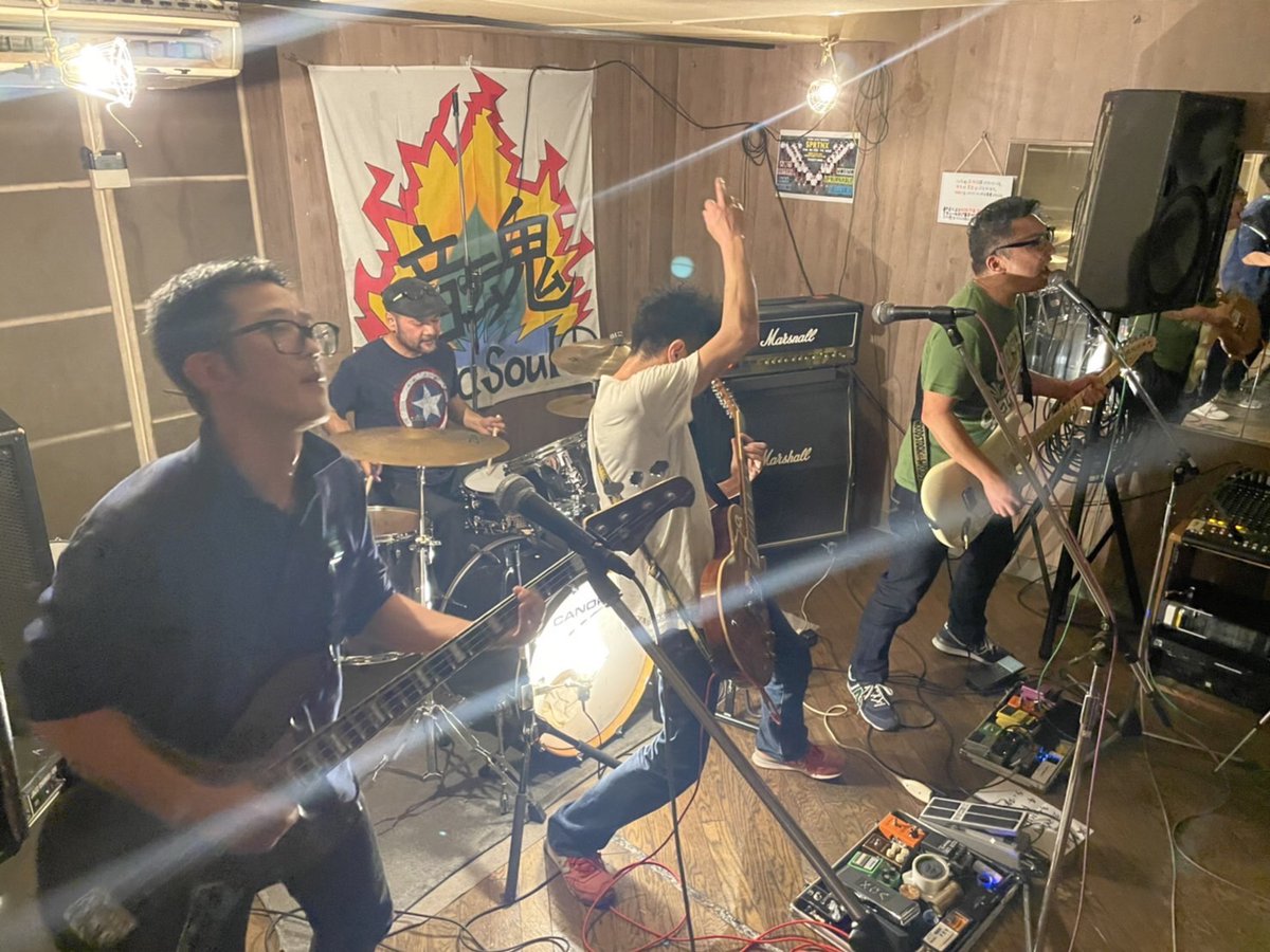 今年は今までで一番ライブができた年でした♫
たくさんの場所でたくさんのお客さんやアーティストの方とも出会えました!
来年もより表現に磨きをかけ、たくさんの方の心に届く歌を演奏したいと思います!よろしくお願いいたします