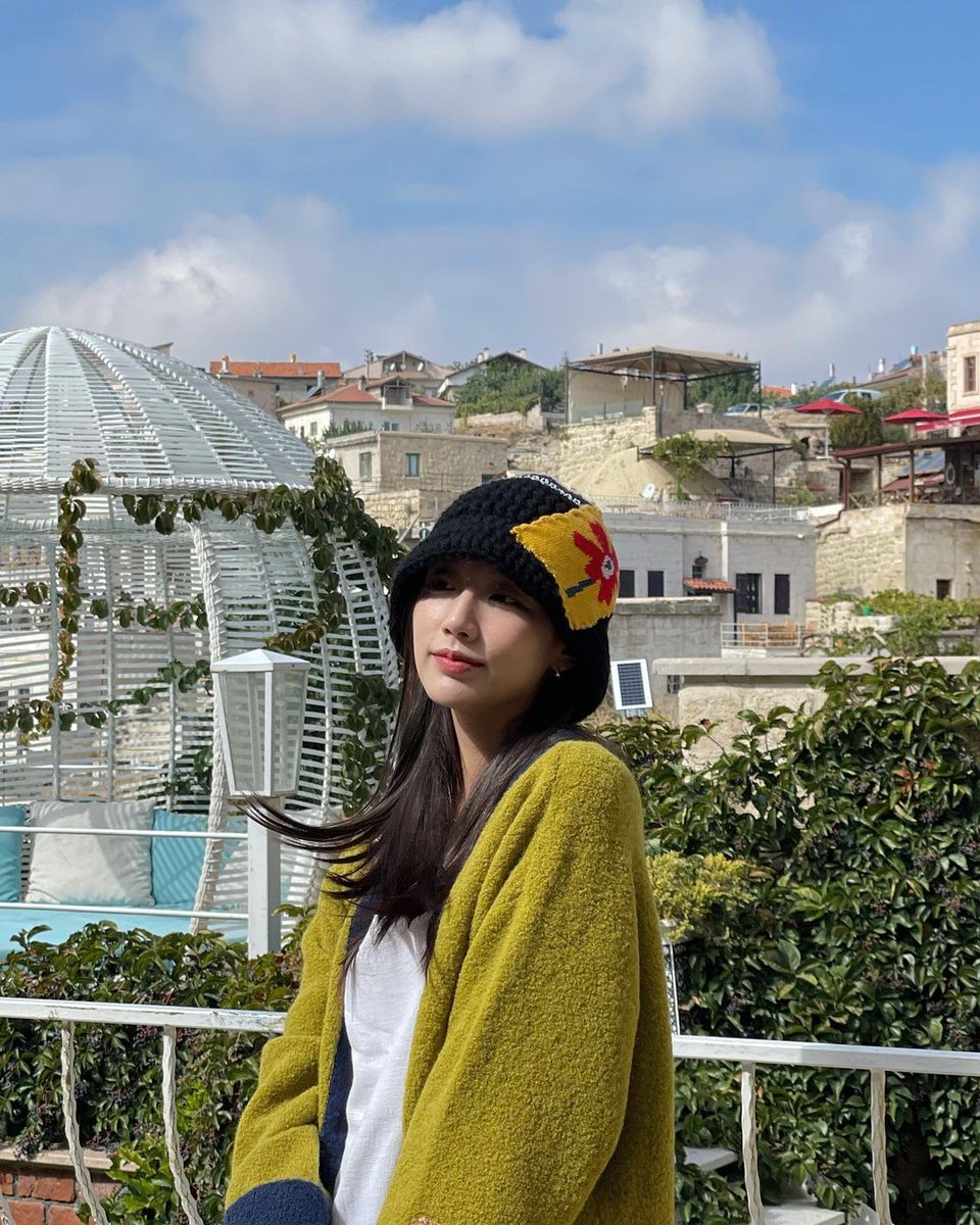 jjungyein's tweet photo. ㅤ
ㅤ
Yellow, represents sunshine, happiness, and warmth. How the outfit is put together, whether with those lovely flowers or that ravishing view, gives off extra happiness to those who are seeing it.♡
ㅤ
ㅤ https://t.co/JklLo8I5QW