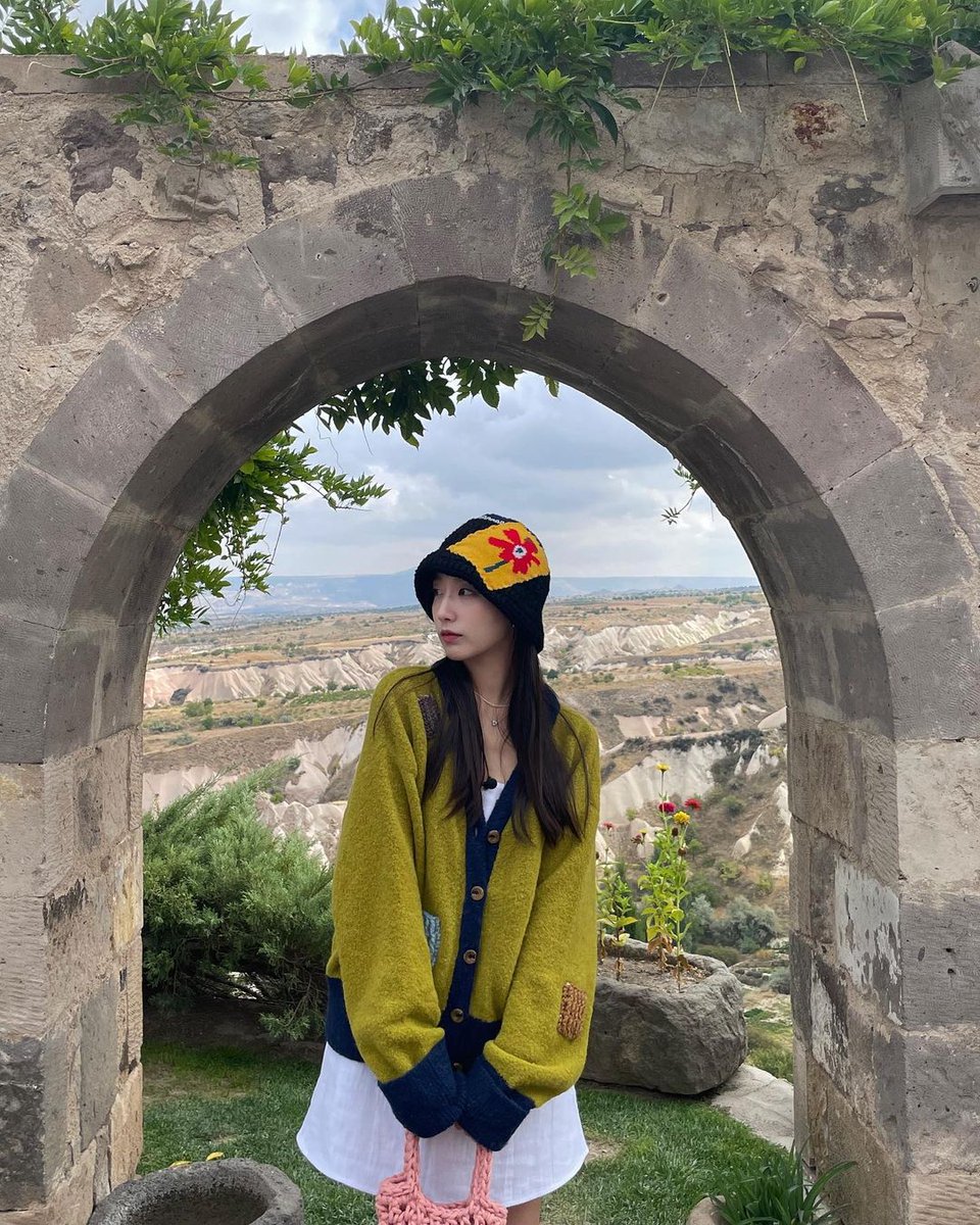 jjungyein's tweet photo. ㅤ
ㅤ
Yellow, represents sunshine, happiness, and warmth. How the outfit is put together, whether with those lovely flowers or that ravishing view, gives off extra happiness to those who are seeing it.♡
ㅤ
ㅤ https://t.co/JklLo8I5QW