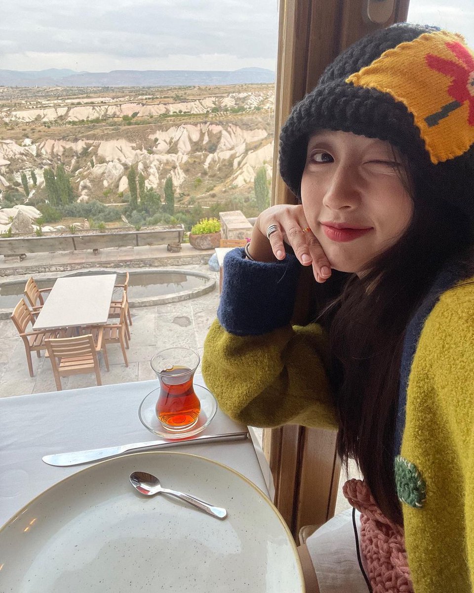 jjungyein's tweet photo. ㅤ
ㅤ
It was nice to be close with animals, especially the kitten! Look how cute it is! Such a small creature that knows it got its photo taken, looking all cute effortlessly, and melting for all those ailurophiles out there! 
ㅤ
ㅤ https://t.co/kV6ymZ6dTK