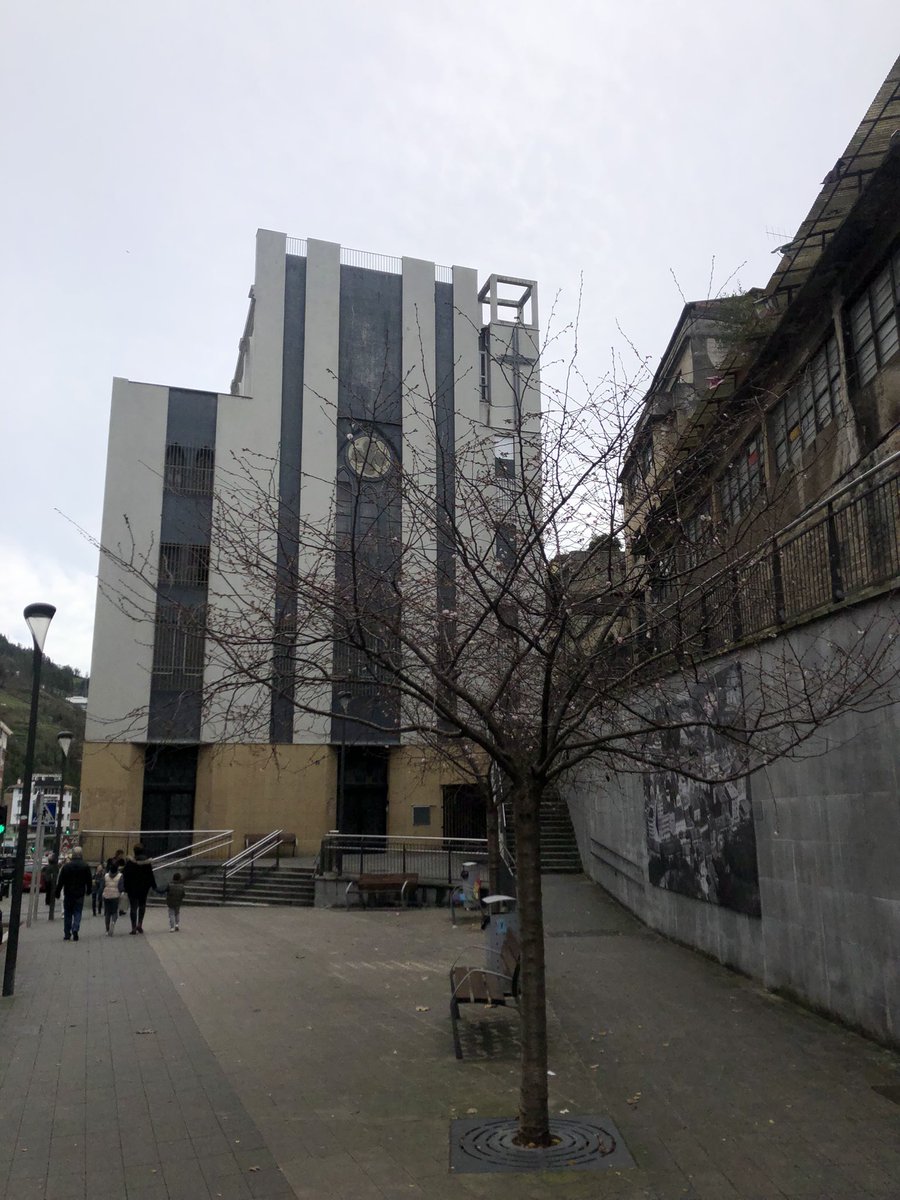 ToniBarreraEsco's tweet photo. L’ambient anòmalment càlid d’aquest desembre ha provocat que els exemplars de #cirerer bord a #Eibar #Euskadi #PaísBasc estiguin florint ara amb força #Fenologia. Els últims anys és quelcom que comença a passar amb elevada freqüència, ja va passar al 2015, 2019 i 2021. https://t.co/zRqnse5vxp