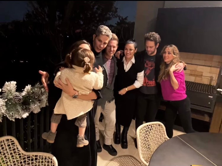 RBDFotosHQ's tweet image. 🚨MOMENTO FOFURA: Dulce María apresentando a Maria Paula pros tios e tias do RBD 🤧