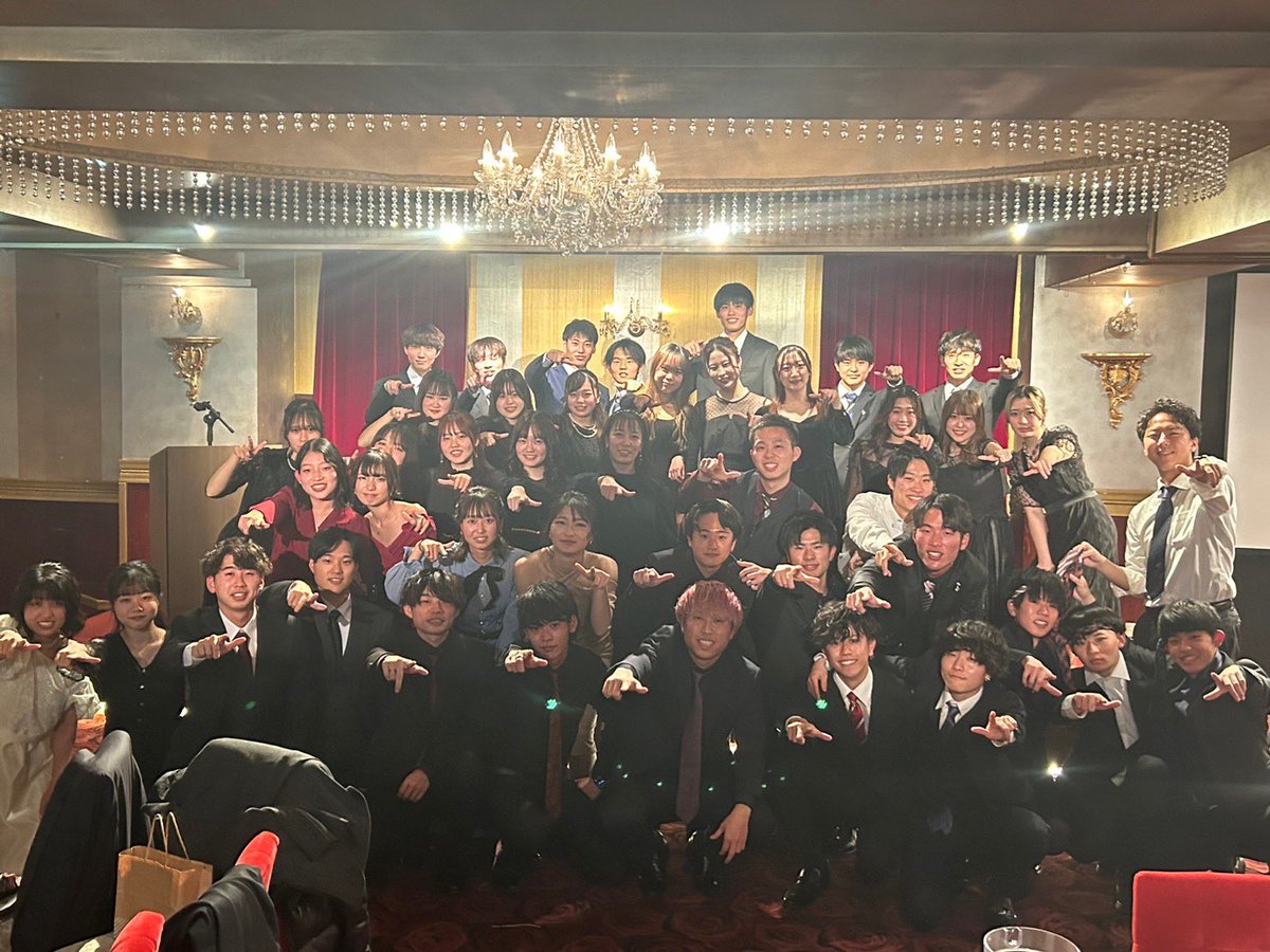 CircleGraffiti's tweet photo. Xmas party🎄❤️
先日クリパが行われました🎉✨
これで35thのイベントは終了です🥹

1年間楽しんでいただけましたか？！
たくさんの思い出をありがとうございました🥰💕
これからは36thが幹部となります！
来年もGraffitiをどうぞよろしくお願いします🤲🧡

それではみなさんよい年末を〜〜👋☺️ https://t.co/4Jec89k68u