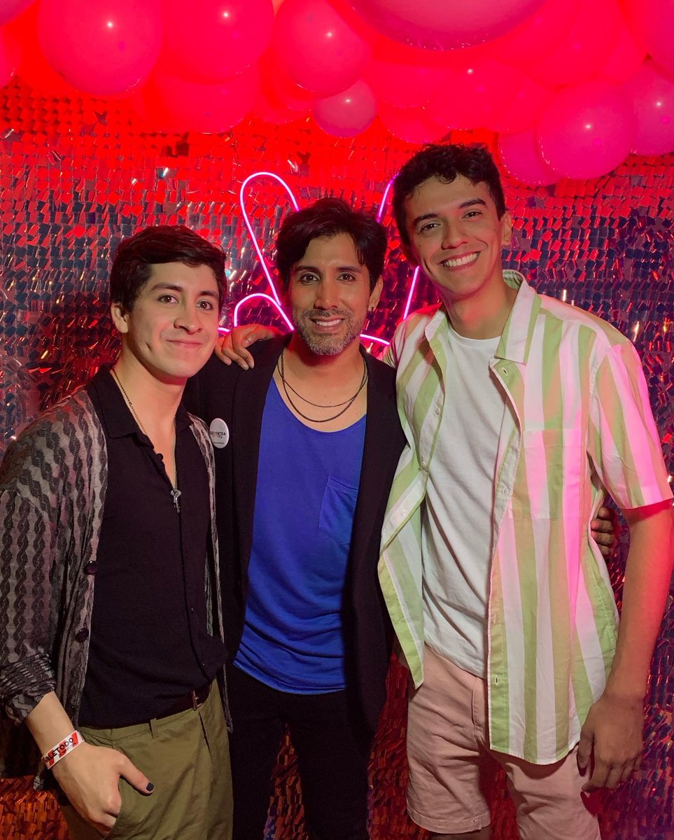 renatomeva's tweet photo. Ayer en los #PremiosValeTodo2022 con el elenco de la serie web #RecontraNormal
Gracias @mundovaletodo por una gran fiesta! 🥳 https://t.co/pLsX5UV961
