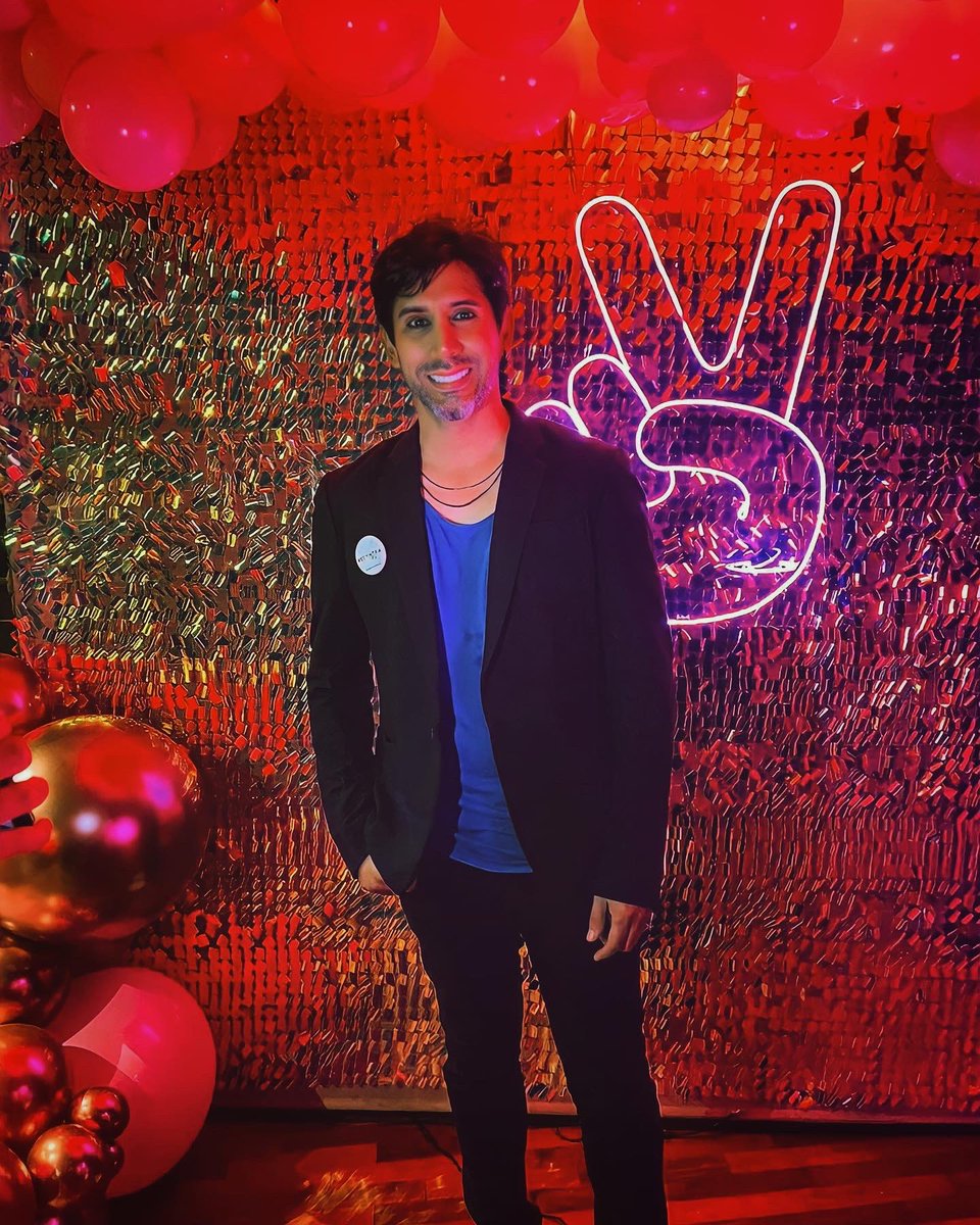 renatomeva's tweet photo. Ayer en los #PremiosValeTodo2022 con el elenco de la serie web #RecontraNormal
Gracias @mundovaletodo por una gran fiesta! 🥳 https://t.co/pLsX5UV961