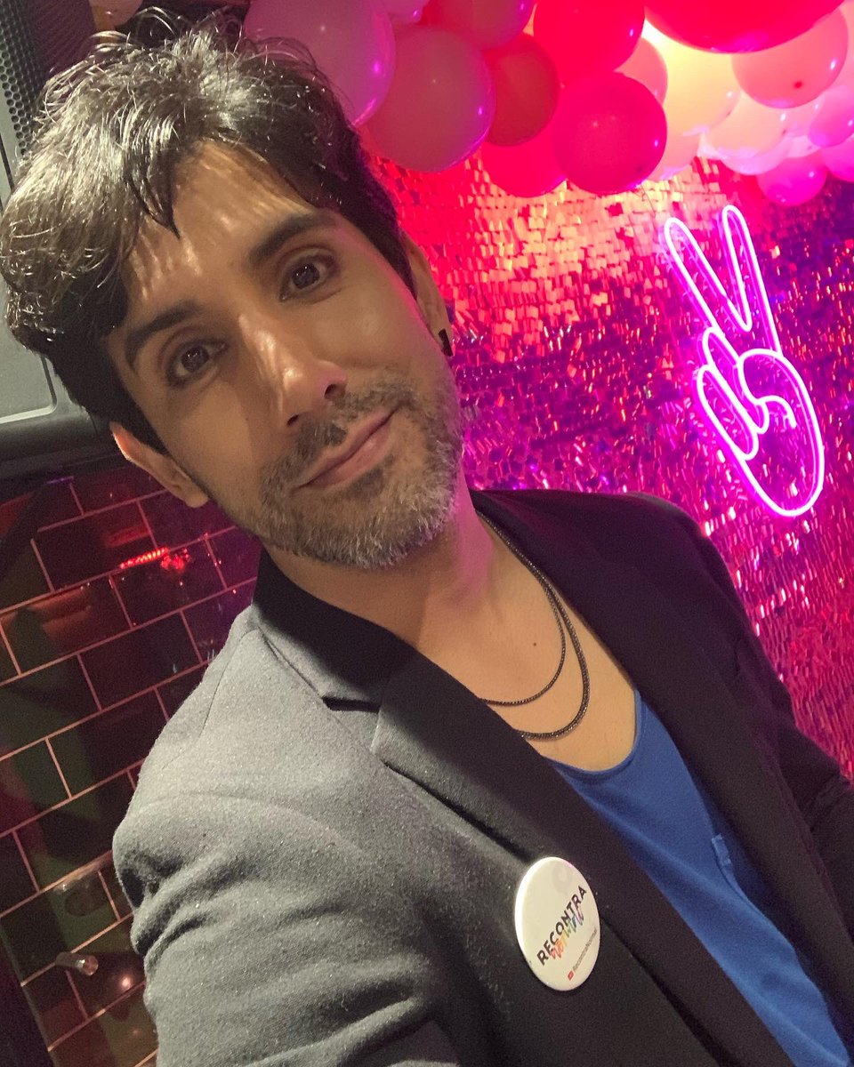 renatomeva's tweet photo. Ayer en los #PremiosValeTodo2022 con el elenco de la serie web #RecontraNormal
Gracias @mundovaletodo por una gran fiesta! 🥳 https://t.co/pLsX5UV961