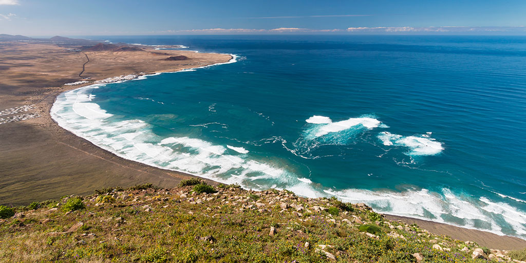 Spain_in_CH's tweet photo. Cet hiver, r.d.v. à #FamaraBeach, #Lanzarote, pour découvrir ses 3km de sable blanc. Et si vous êtes amateur de sports nautiques, des vagues parfaites pour le windsurf vous y attendent !🌊 C'est parti !😉
https://t.co/kTlQrmTwqT 👈
#VisitSpain @canarias_es @TurismoLZT https://t.co/Hq1LOX2Ynm