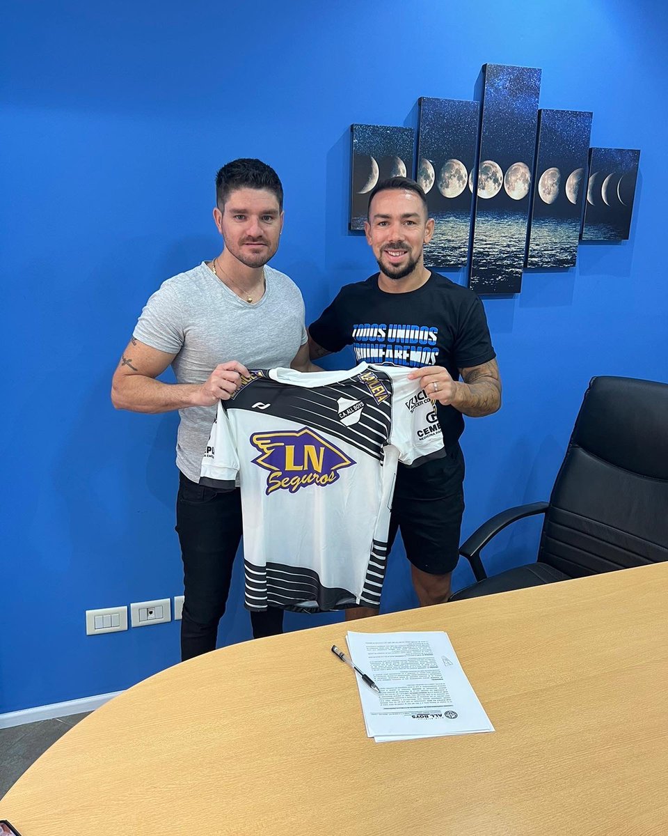lucasm1819's tweet photo. Feliz de anunciar que @damilizio es nuevo refuerzo de @caallboys 🔝⚪️⚫️

• Gracias amigo por creer. En unos días se cumplen 10 años del día que confiaste en mí para manejar tu carrera, y que mas lindo que anunciarlo así. Vamos por un gran año 🤜🤛 

#Fe #Trabajo #Humildad 🙌🏻⚽️ https://t.co/khxfI6wlNS