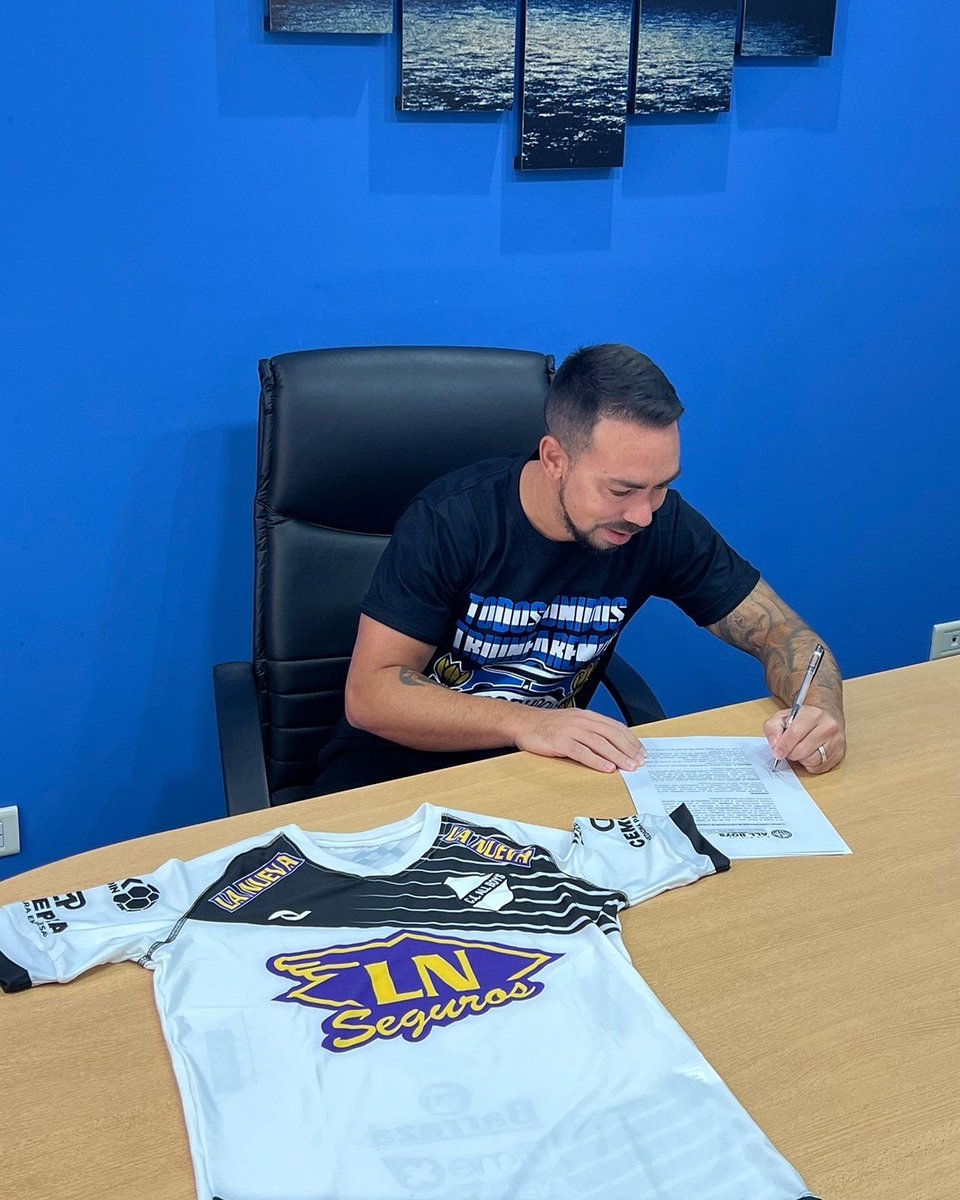 lucasm1819's tweet photo. Feliz de anunciar que @damilizio es nuevo refuerzo de @caallboys 🔝⚪️⚫️

• Gracias amigo por creer. En unos días se cumplen 10 años del día que confiaste en mí para manejar tu carrera, y que mas lindo que anunciarlo así. Vamos por un gran año 🤜🤛 

#Fe #Trabajo #Humildad 🙌🏻⚽️ https://t.co/khxfI6wlNS