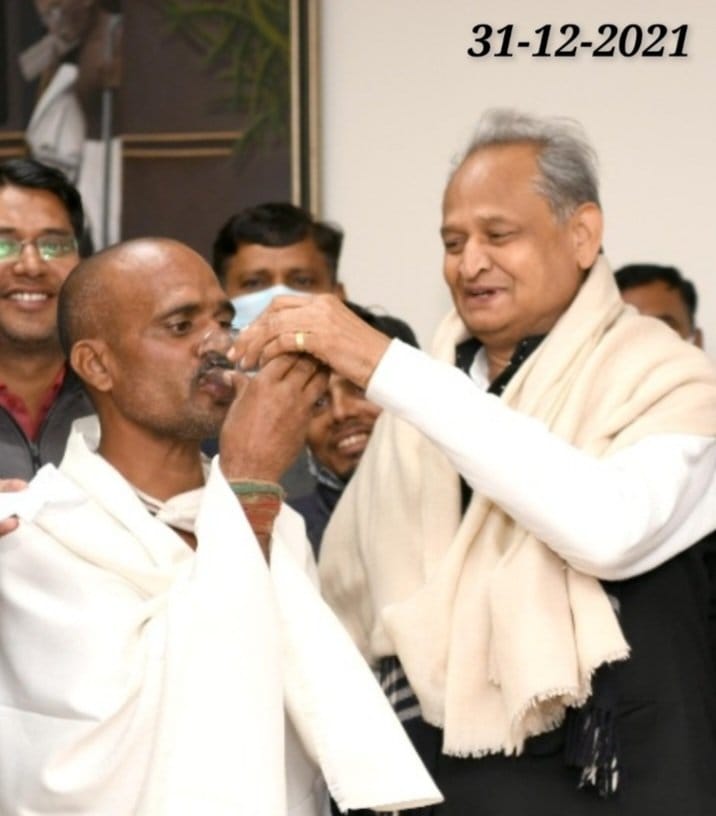 chopdar_khan's tweet photo. तुझ को देखा तेरे वादे देखे 
ऊँची दीवार के लम्बे साए। 
राजस्थान सरकार के एक वादे का साल #संविदाकर्मी
#आखरी_साल_नियमितीकरण_है_सवाल
#धोखे_की_वर्षगांठ 
@RahulGandhi @ashokgehlot51 @SachinPilot @Sukhjinder_INC @NeerajDangiINC @kharge @Jairam_Ramesh @digvijaya_28 https://t.co/lZfZzMLGF2