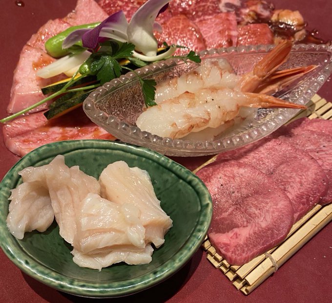 今年もお疲れ様でした
来年も肉肉しい男と肉肉しい女を描きたいと思いますの肉の意 