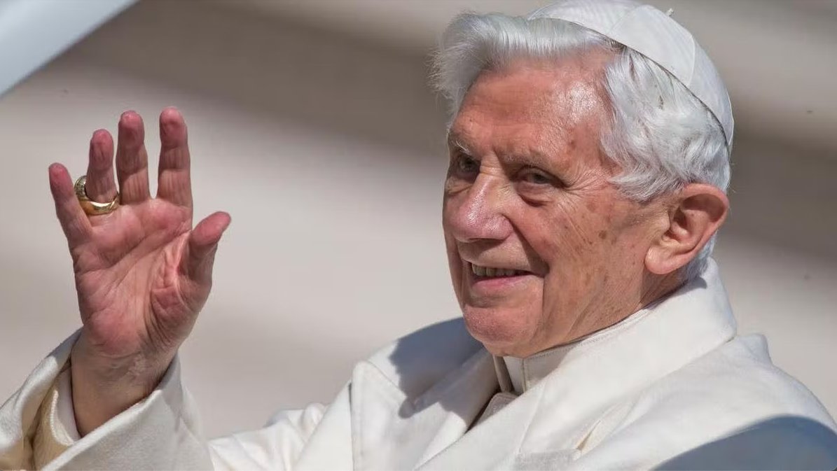 architoledo's tweet photo. Ha fallecido el Papa Emérito Benedicto XVI. Encomendamos al Señor a que que ha sido "cooperador de la verdad” y pedimos para que le sea concedido gozar de la Vida Nueva. 👇
https://t.co/w1wiHl64OG https://t.co/MkByBLvY8X