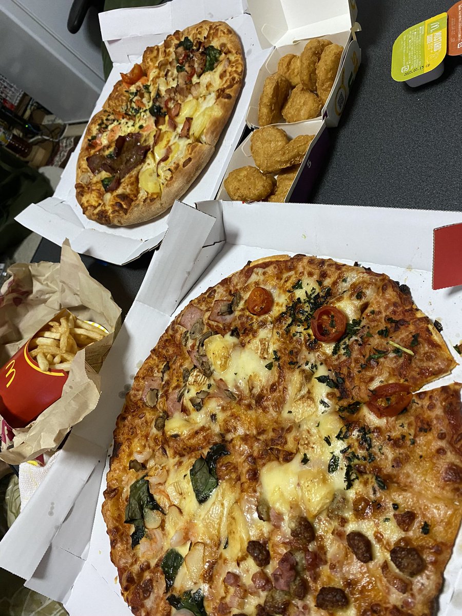 kaito0002's tweet photo. 年越しピザじゃ〜 https://t.co/iNSj8Cxnv4