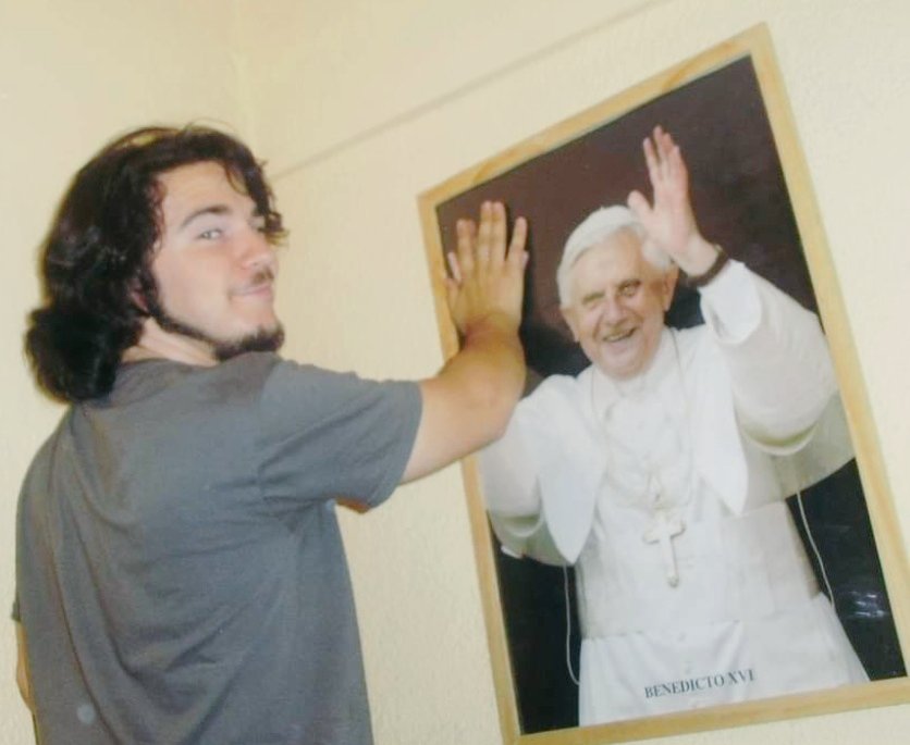 JaViviendo_'s tweet photo. Con pena, pero sobre todo con una enorme gratitud por tu vida y ministerio, por todo lo que me has enseñado y lo que falta por enseñarme. 
Que Dios salga a tu encuentro, descansa en paz, Santo Padre Benedicto XVI. https://t.co/U1wHMm1rYh
