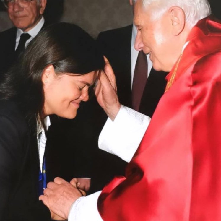 mercedesdelat's tweet photo. RIP querido Papa Emérito Benedicto XVI. 
31.12.2022 #BenedictoXVI 
https://t.co/ffNsRVS1pm https://t.co/HS6FXezIl5