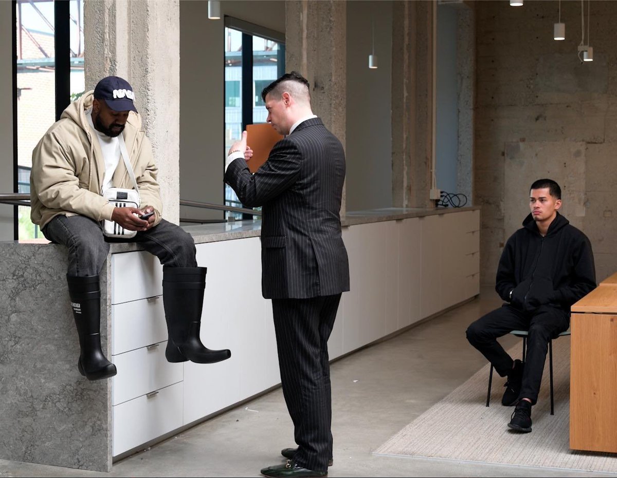 sneako's tweet image. 2022 will be remembered as the year the Matrix broke.

@elonmusk sacrificed his reputation for free speech. 

Ye was de-banked for spreading love speech. 

@Cobratate was jailed for telling the truth. 

Power to the people!