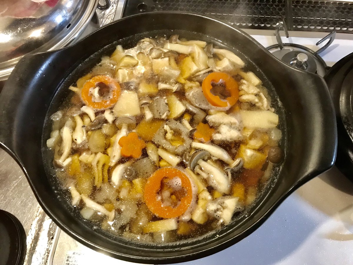 Indigo_kk's tweet photo. 雑煮のつゆが出来た。あとは元日ここに三つ葉とナルト焼き餅を足すだけ。やったー。
では蕎麦に掛かるかあ〜と ここへ夕飯できたあ？と言う奴、、手伝えこの昭和やろう！ https://t.co/5E0IeYQXz7