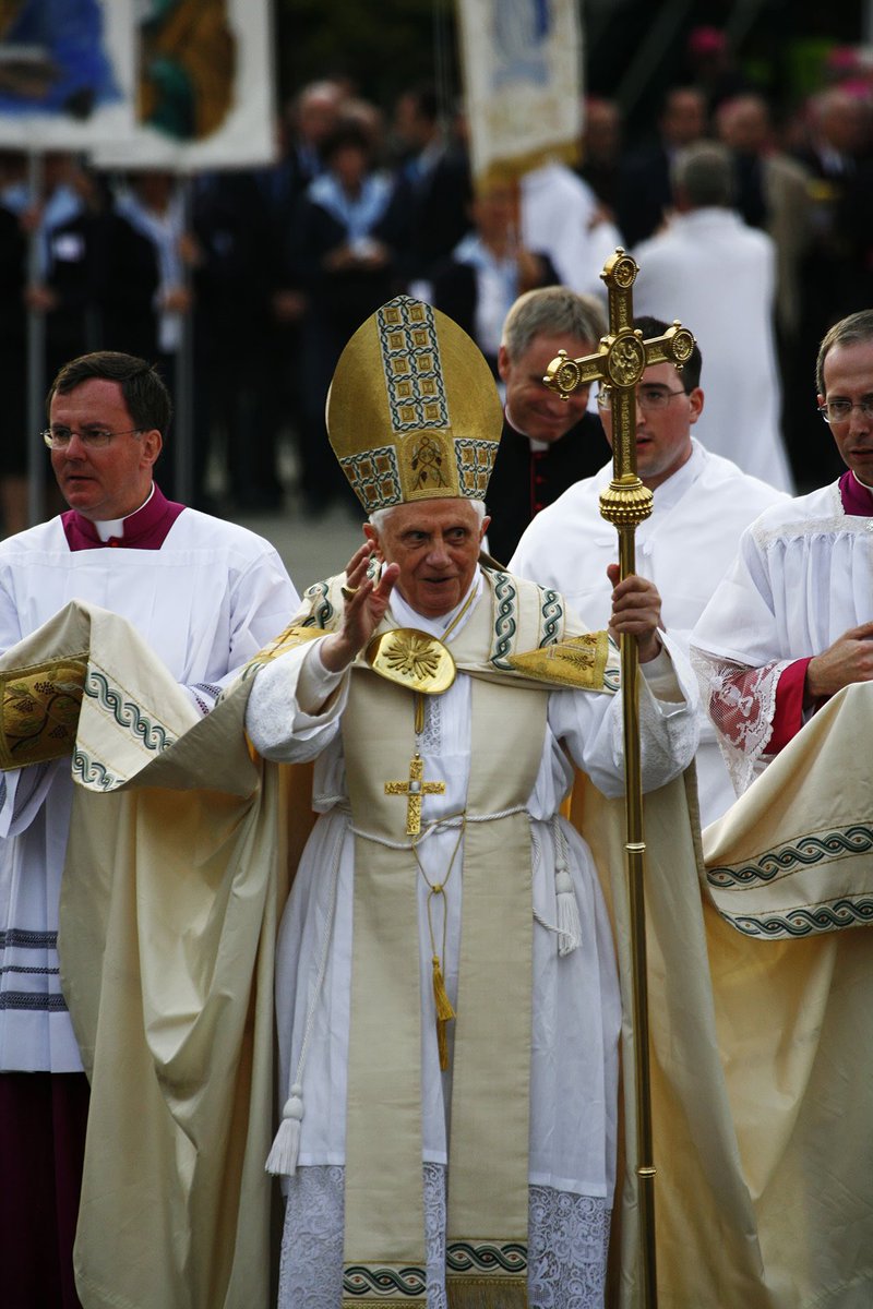 lourdes_france's tweet photo. Le Sanctuaire de Lourdes invite les pèlerins à prier pour le Pape Benoît XVI, qui avait honoré Lourdes par sa visite lors du jubilé du 150e anniversaire des Apparitions en septembre 2008. https://t.co/yA1AcKiJCO